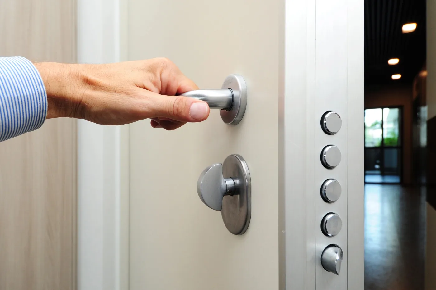Installation d'une serrure multipoints sur une porte d'entrée à Saint-Cloud